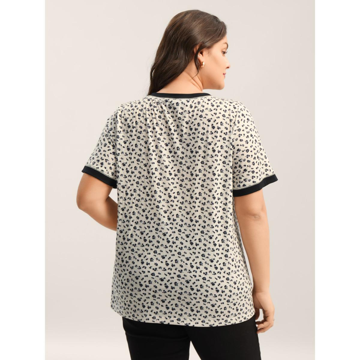 Plus Size Stretchy Delicate Floral Print Contrast T-Shirt BlackFlower Women Woven ribbon&lace trim Natural Flowers V-neck Everyday-Casual T-shirts BloomChic 18-20/2X Product Image