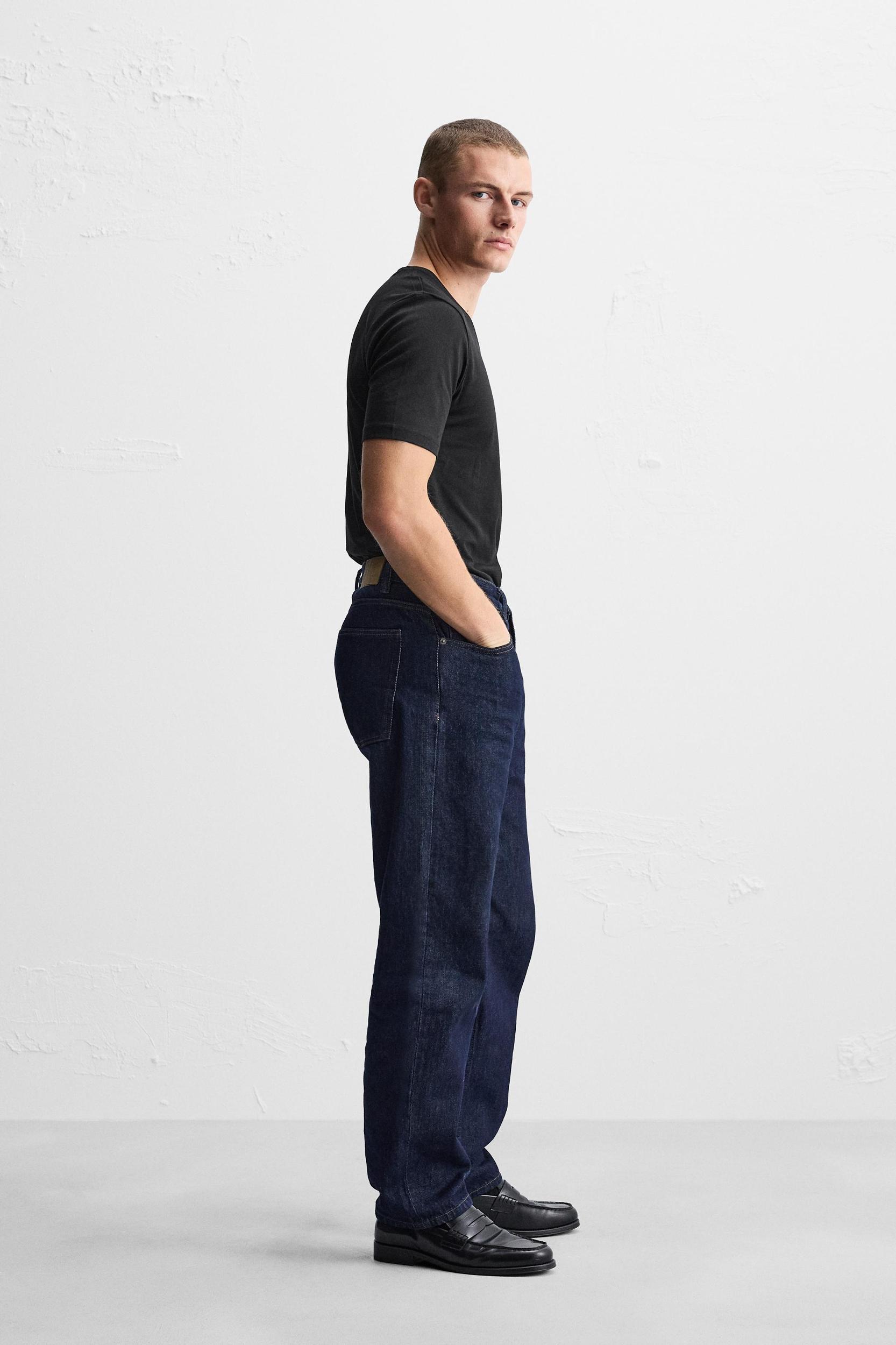 BASIC V-NECK T-SHIRT Product Image