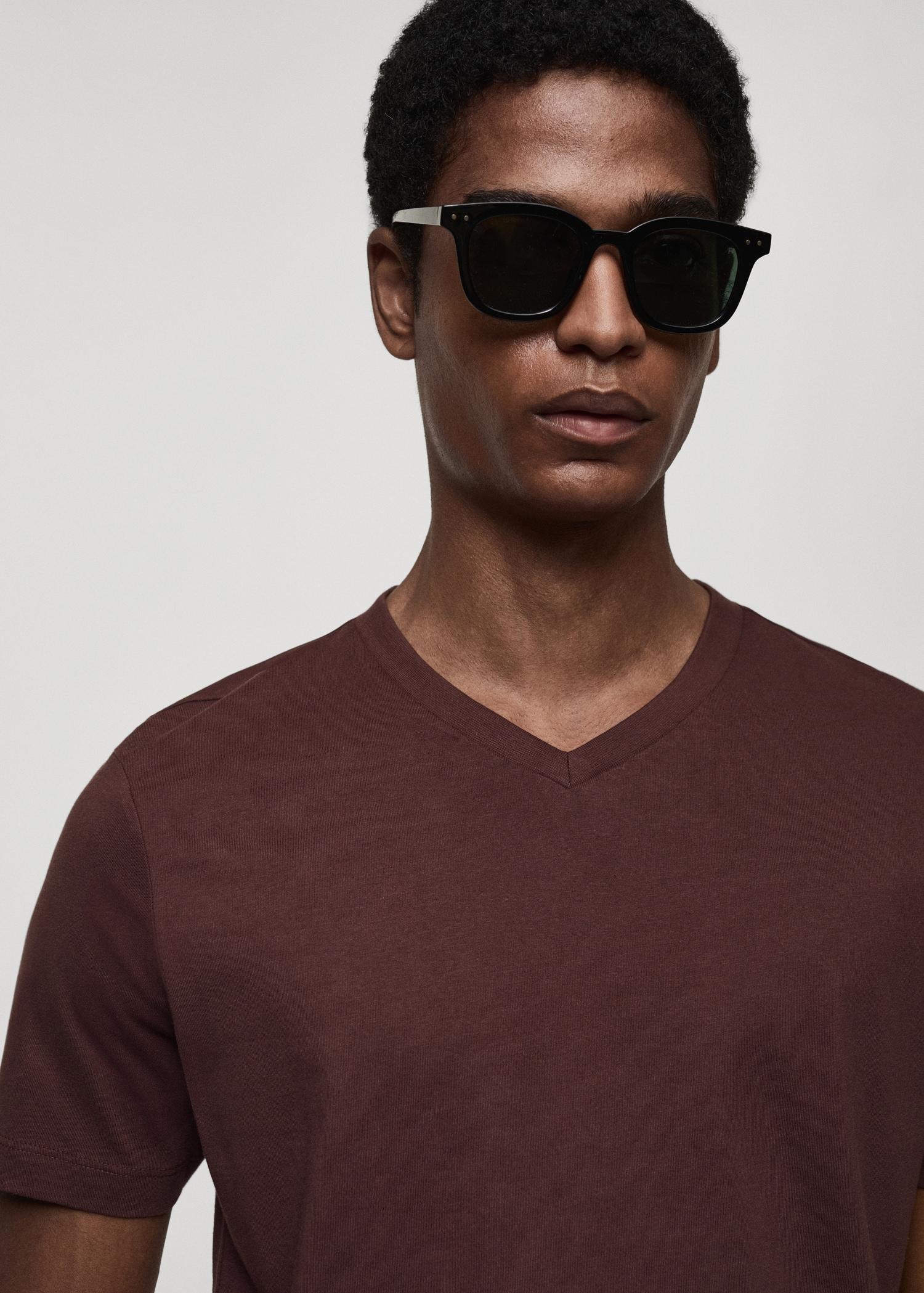 100% cotton slim-fit V-neck t-shirt - Men | MANGO USA Product Image