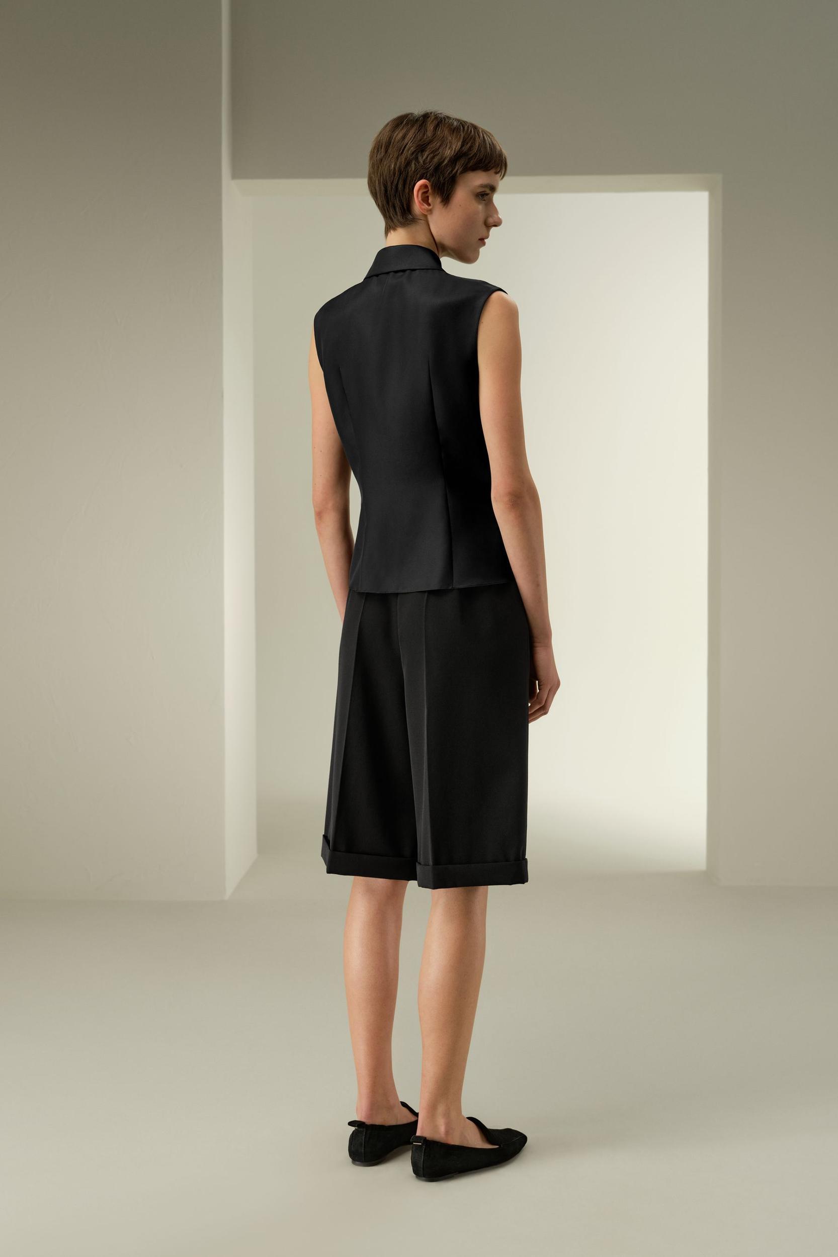 Sleeveless Full Zip Silk Vest Product Image