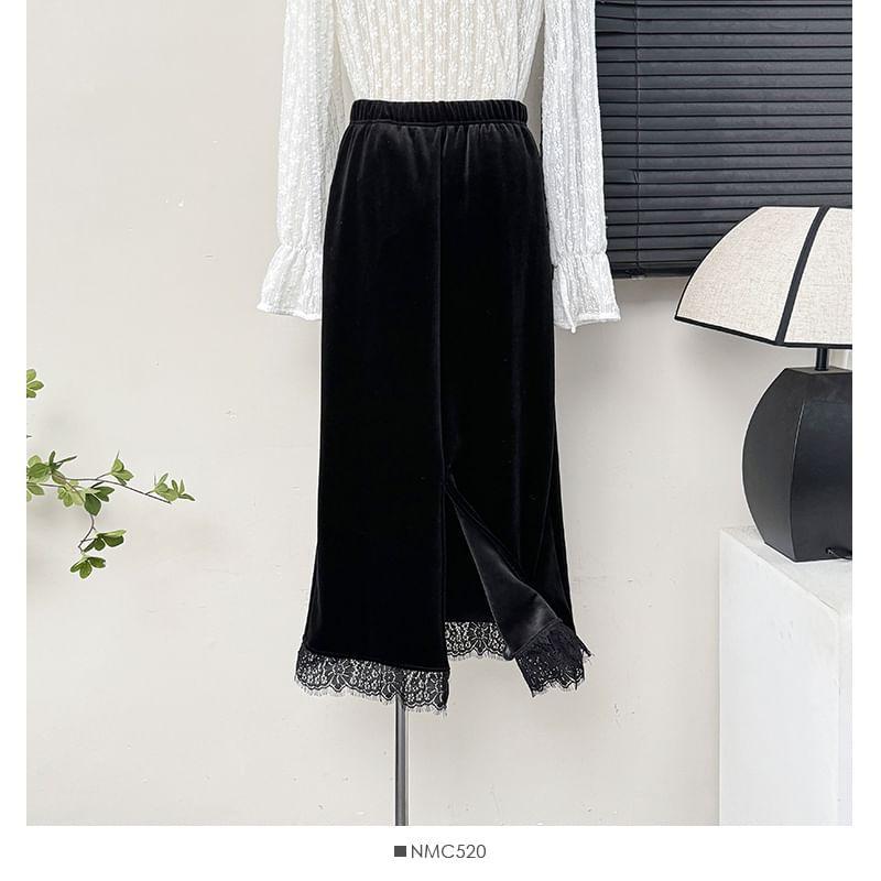 Fleece-Lined Velvet High-Waist Midi Skirt With Lace Hem Product Image