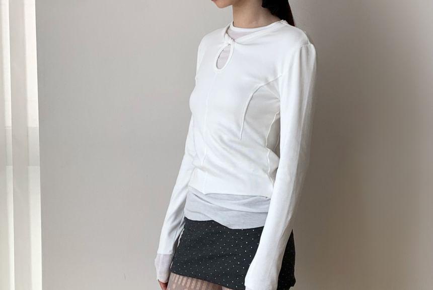 Long-Sleeve Round Neck Plain Cutout Twisted Slim Fit Crop T-Shirt Product Image