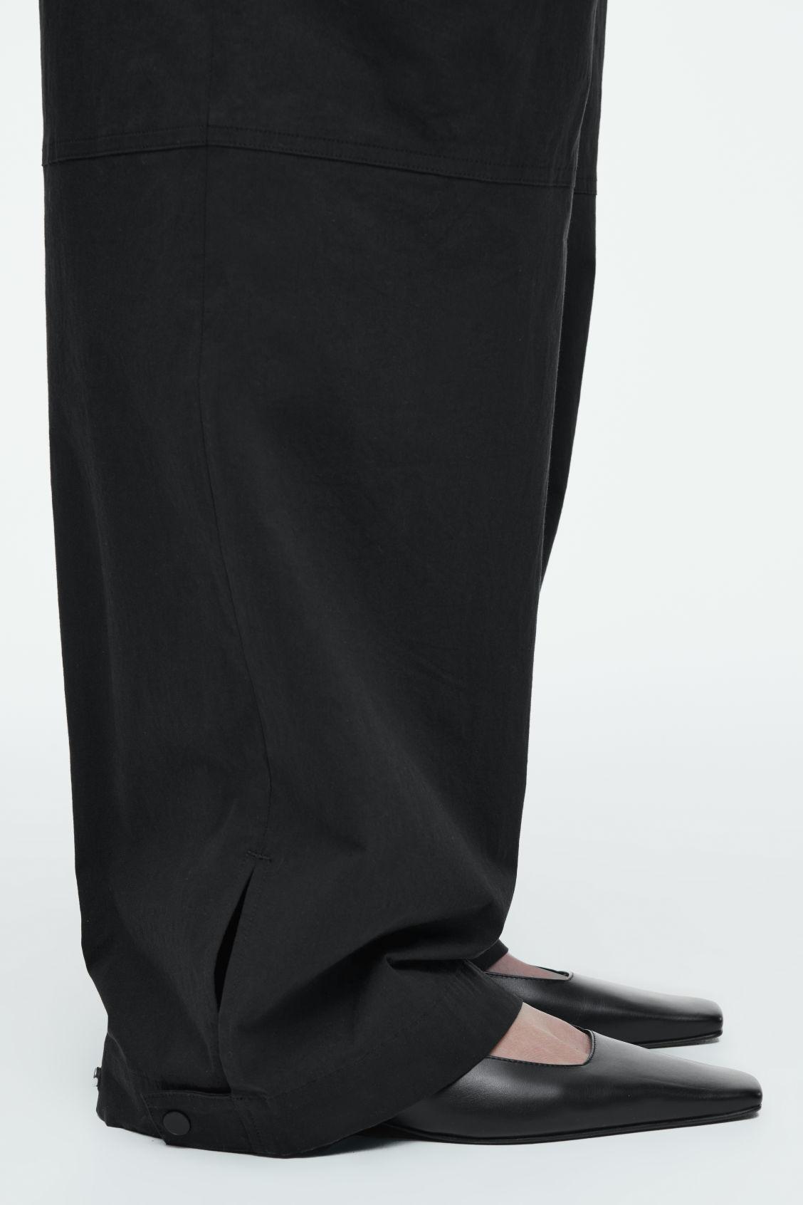 UTILITY BARREL-LEG CARGO PANTS Product Image