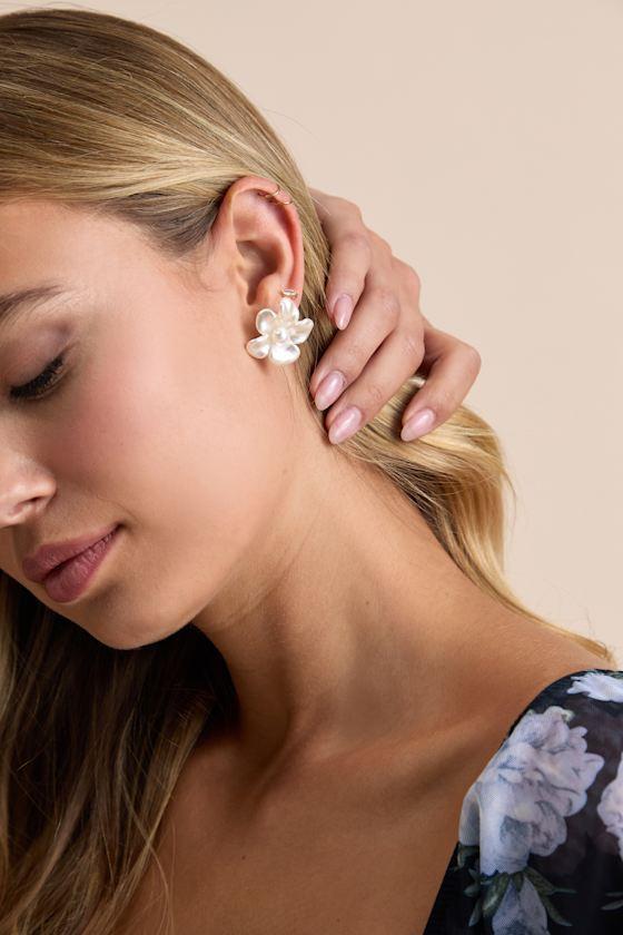 Sasha White Flower Stud Earrings Product Image