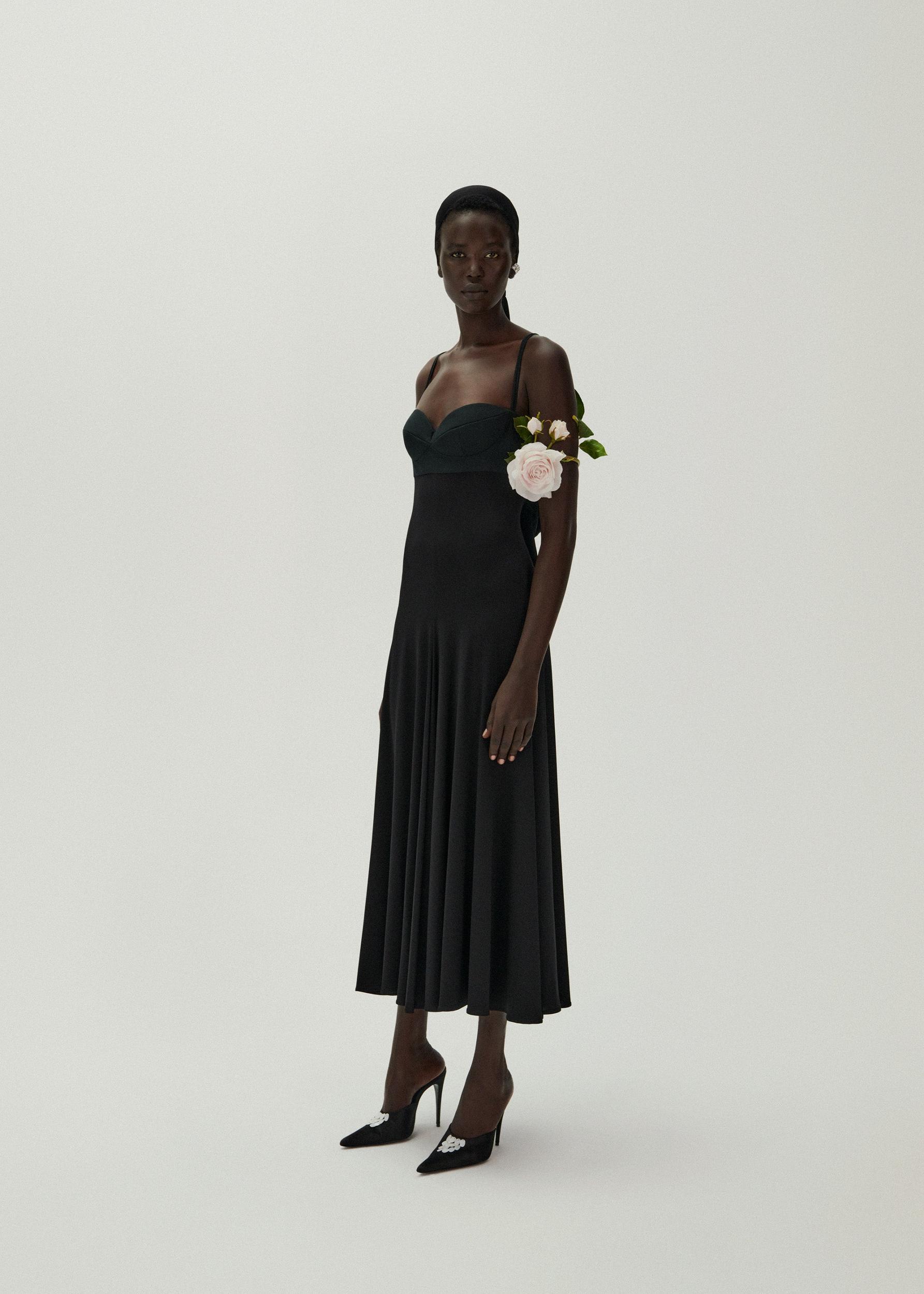 Rose sweetheart midi dress in black Product Image