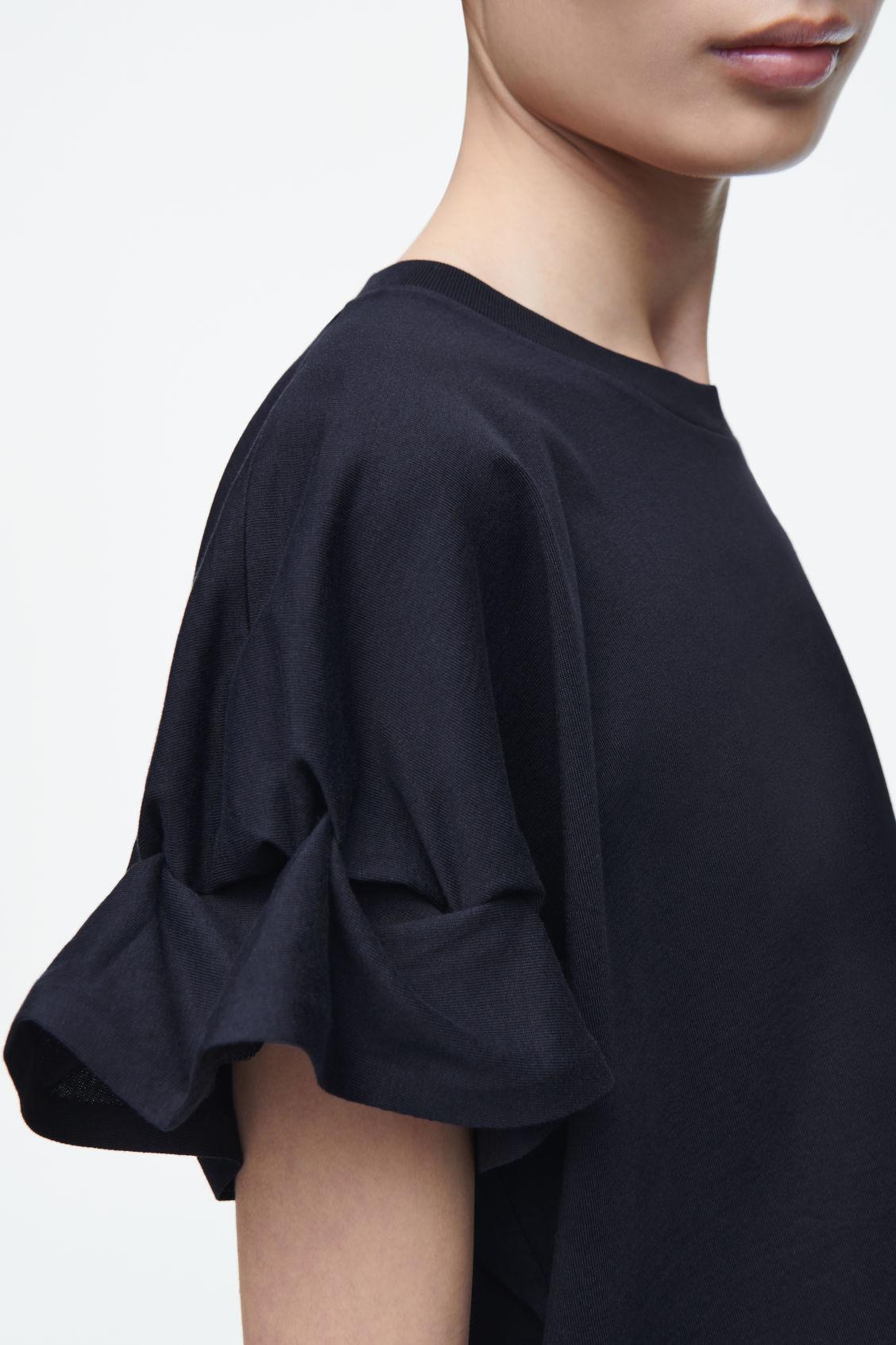 GATHERED-SLEEVE T-SHIRT Product Image