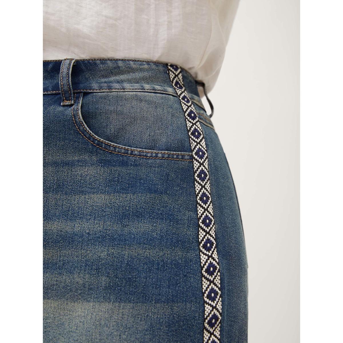 Plus Size Lace Trim Classic Cut Denim Shorts Women Midblue Woven ribbon&lace trim No stretch Everyday-Elegant Slanted pocket Denim Shorts BloomChic 28/5X Product Image