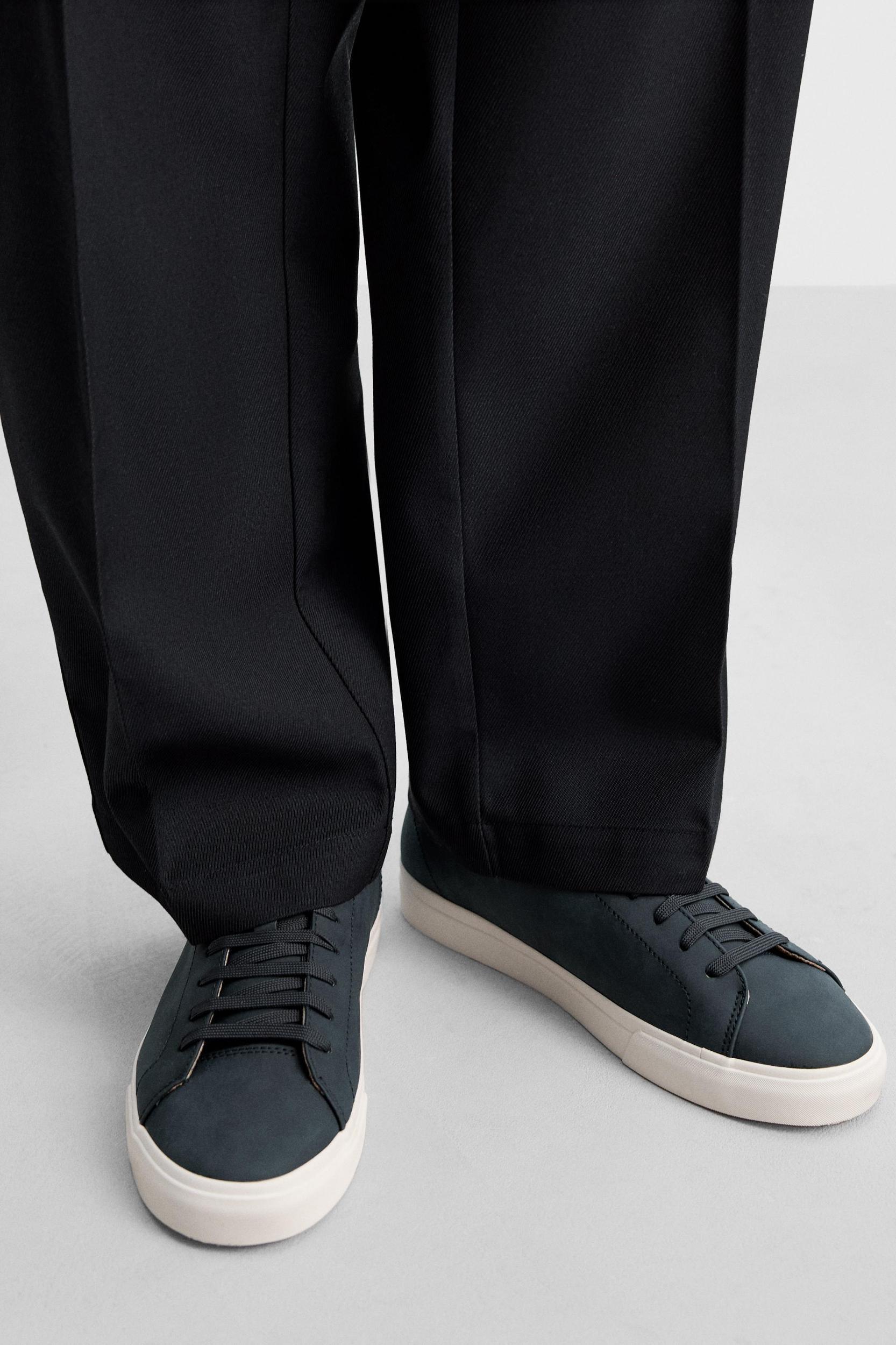 BASIC SNEAKERS Product Image