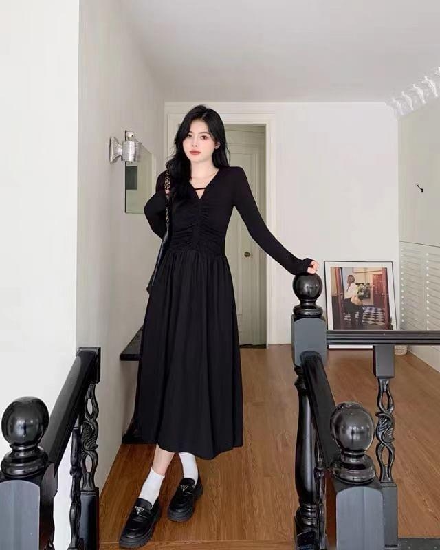 Long-Sleeve V-Neck Plain Ruched Midi A-Line Dress Product Image