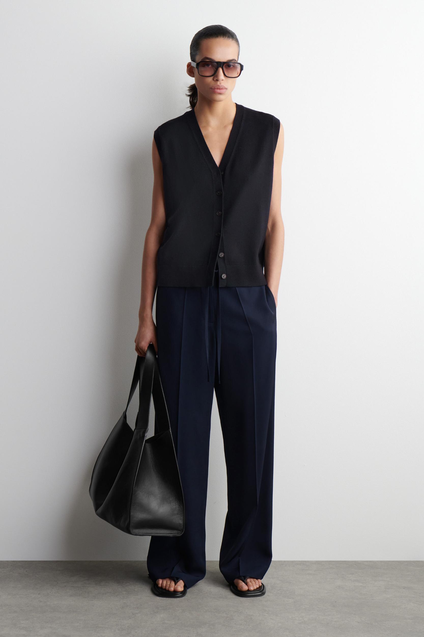 VNECK MERINO WOOL WAISTCOAT Product Image