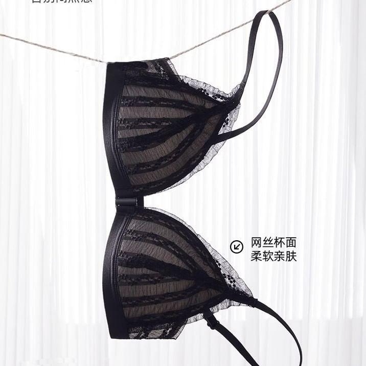 Striped Lace Trim Front-Closure Bra / Plain Bikini Panties / Set Product Image