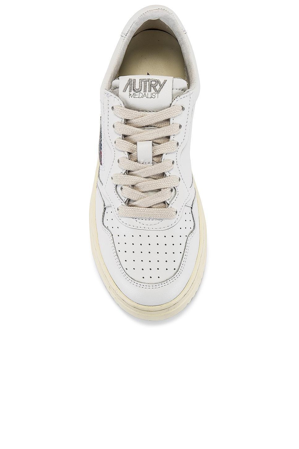 01 Low Sneaker Autry Product Image