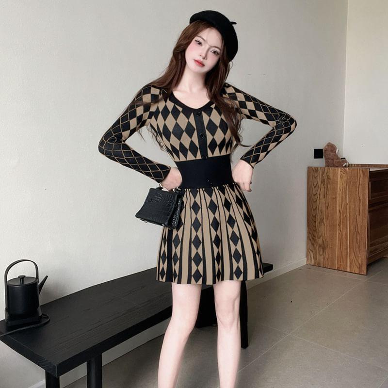 Long-Sleeve V-Neck Pattern Mini Pleated A-Line Dress Product Image