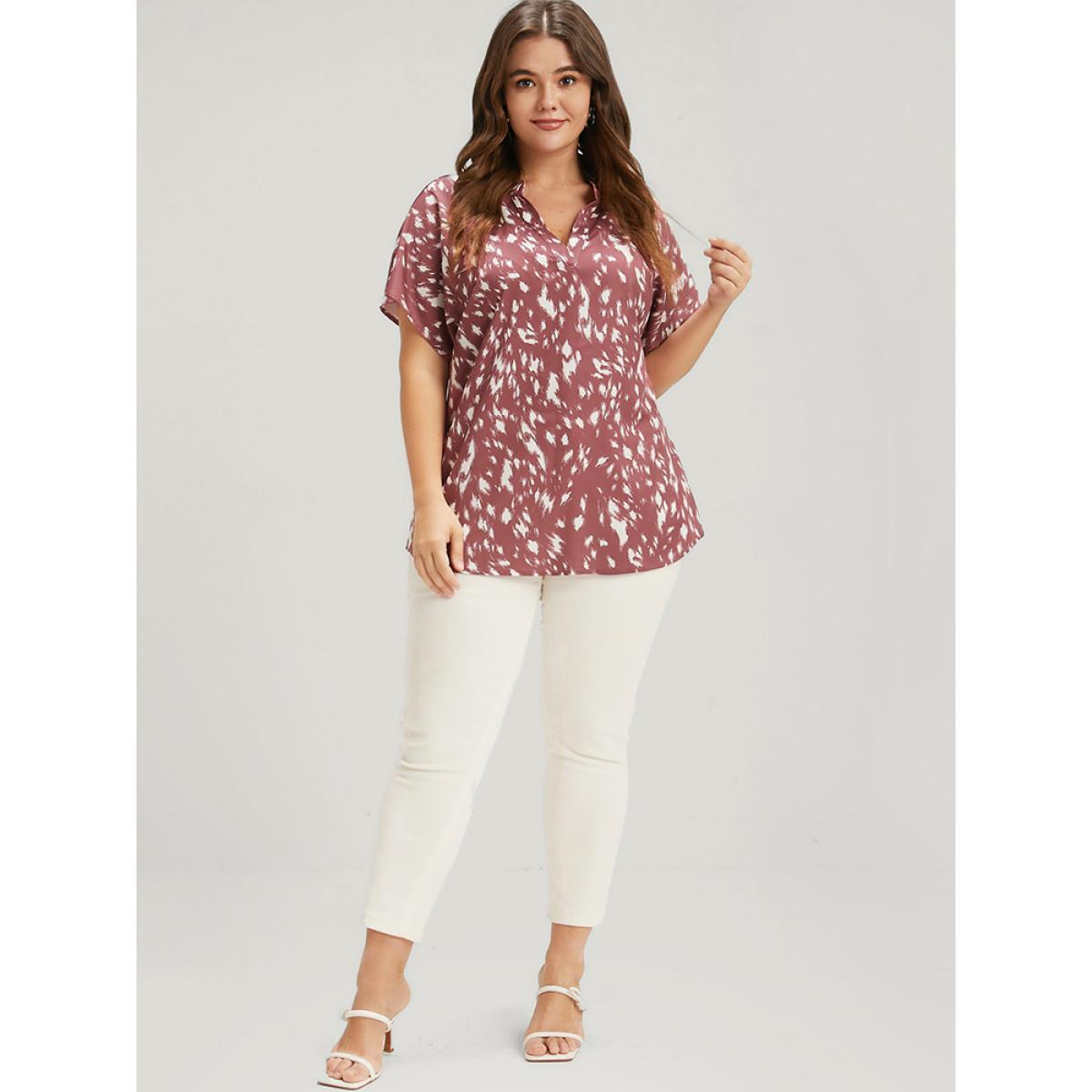 Plus Size DustyPink Leopard Arc Hem Dolman Sleeve V Neck Blouse Women Elegant Short sleeve V-neck Dailywear Blouses BloomChic 26/4X Product Image