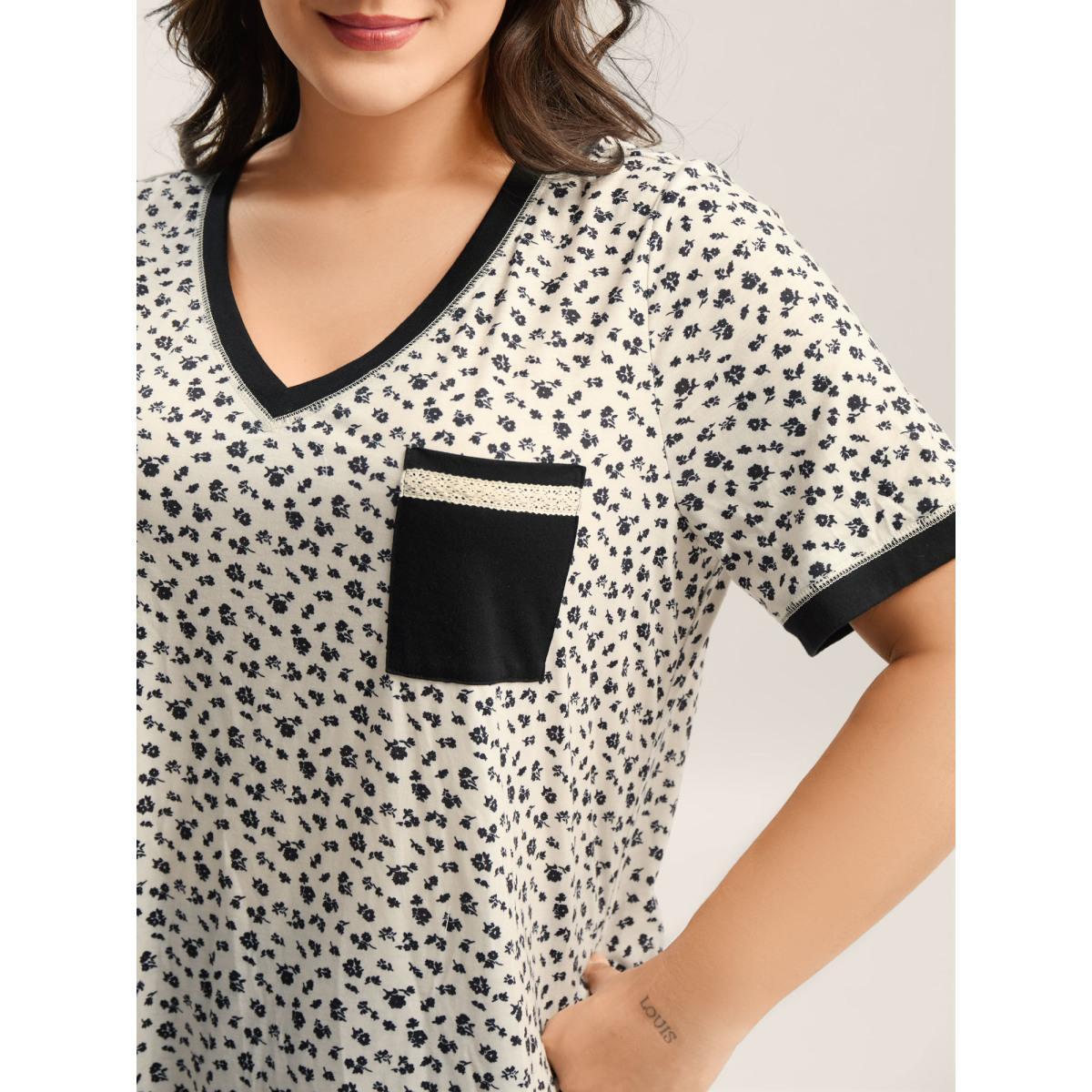 Plus Size Stretchy Delicate Floral Print Contrast T-Shirt BlackFlower Women Woven ribbon&lace trim Natural Flowers V-neck Everyday-Casual T-shirts BloomChic 28/5X Product Image