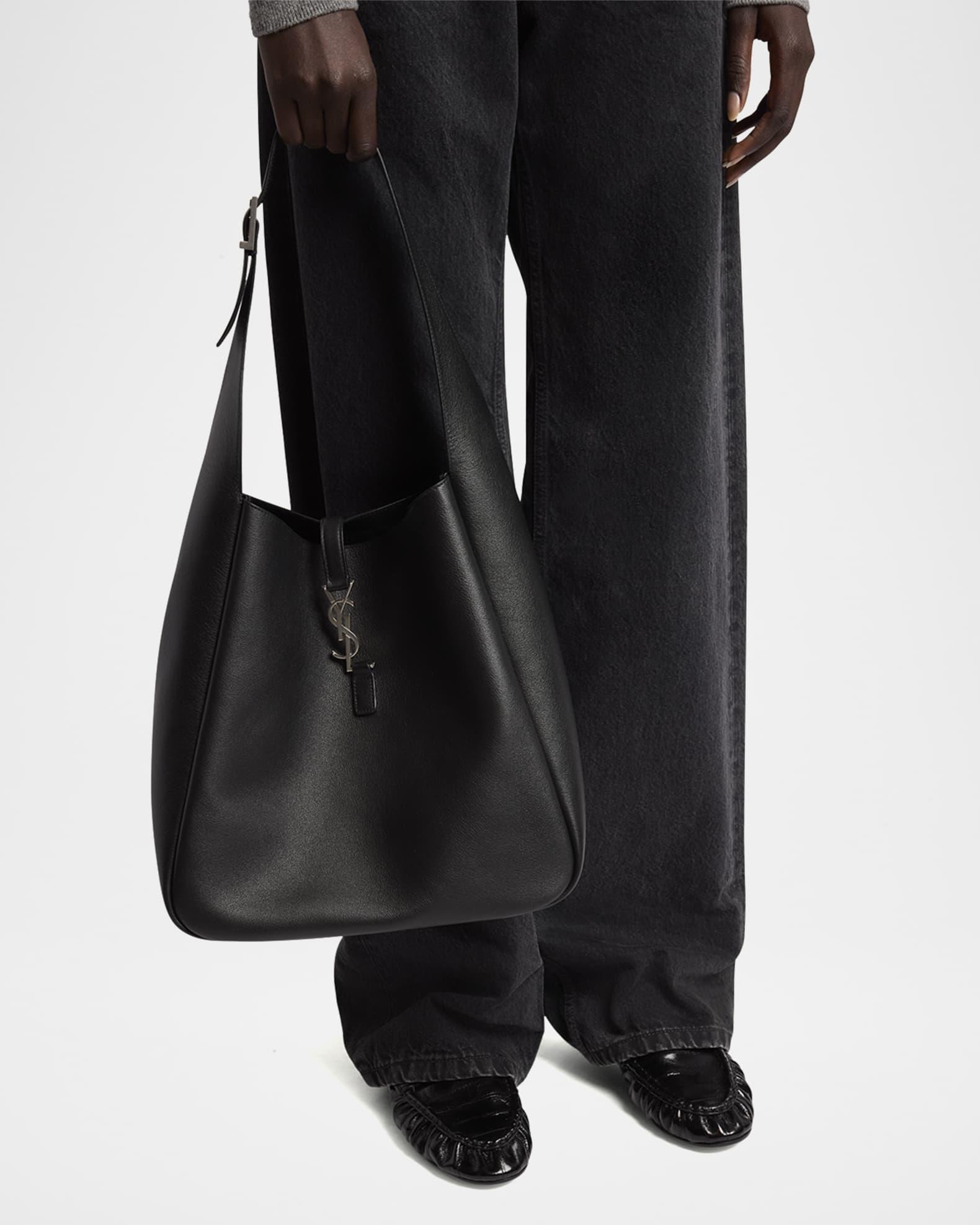 Le 5 À 7 Large Hobo Bag in Smooth Leather Product Image