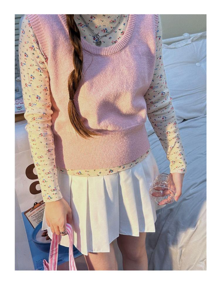 Crew Neck Plain Crop Sweater Vest Product Image