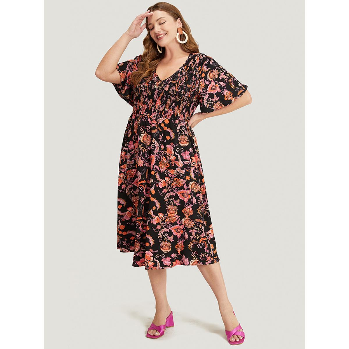 Plus Size Bandana Print Pocket Shirred V Neck Ruffle Hem Dress Black Women Vacation Pocket V-neck Short sleeve Curvy Midi Dress BloomChic 30/6X Product Image