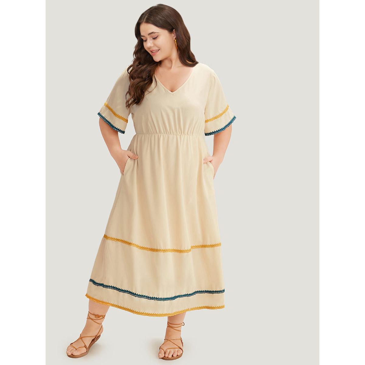 Plus Size Contrast Trim Pocket V Neck Gathered Dress Ivory Women Vacation Gathered V-neck Short sleeve Curvy Midi Dress BloomChic 10/M Product Image