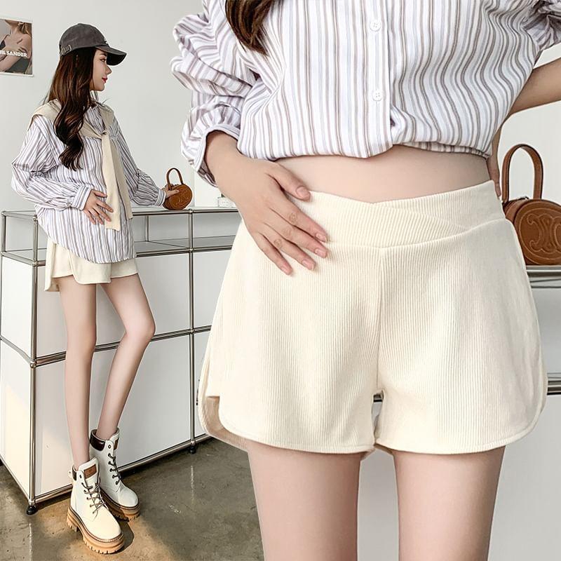 Maternity Mid Rise Plain Shorts Product Image