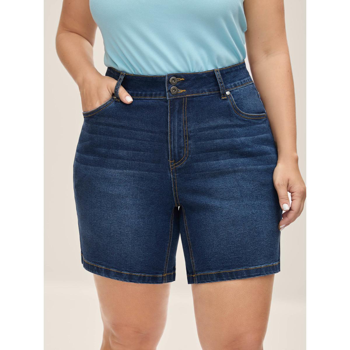 Plus Size Classic Straight-Leg Denim Shorts Women Midblue Medium stretch Everyday-Casual Slanted pocket Denim Shorts BloomChic 20/2X Product Image