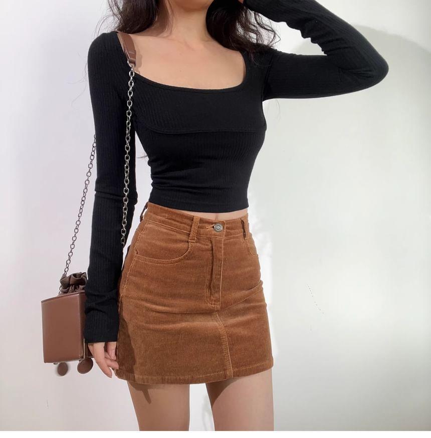 Long-Sleeve Scoop Neck Plain Cropped Tee Product Image