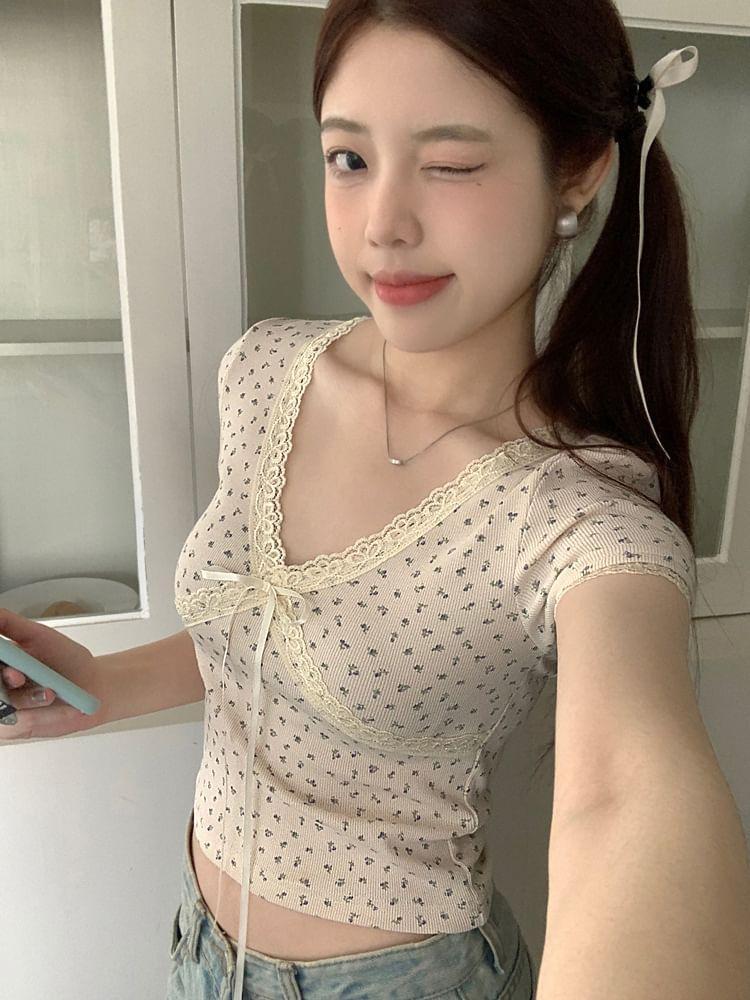 Short-Sleeve V-Neck Bow Panel Lace Tee Product Image