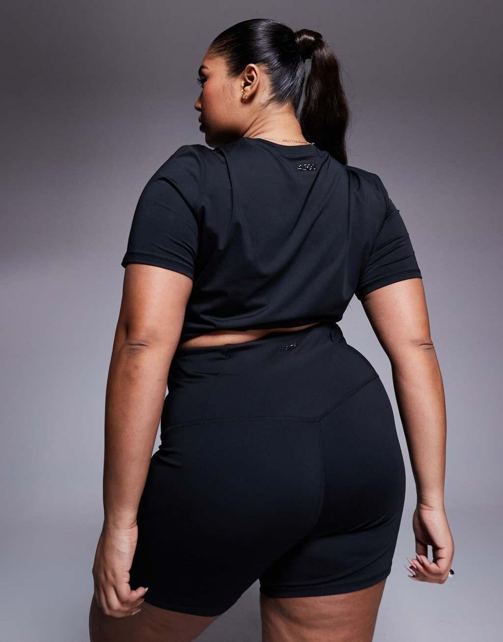 4505 Curve Icon 5 inch quick dry legging short with zip phone pocket in black  Product Image