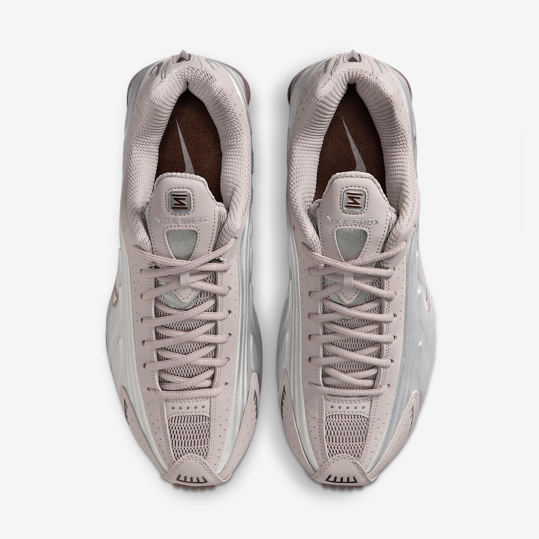 Nike Men's Shox R4 Shoes Product Image
