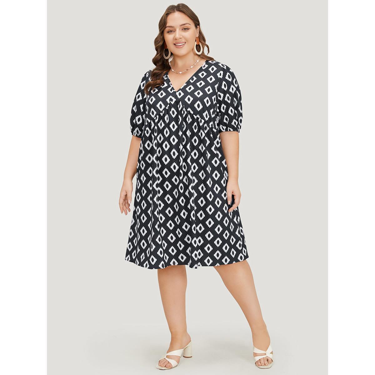Plus Size Geometric Print Gathered Pocket Puff Sleeve Dress Black Women Vacation Gathered V-neck Short sleeve Curvy Knee Dress BloomChic 30/6X Product Image