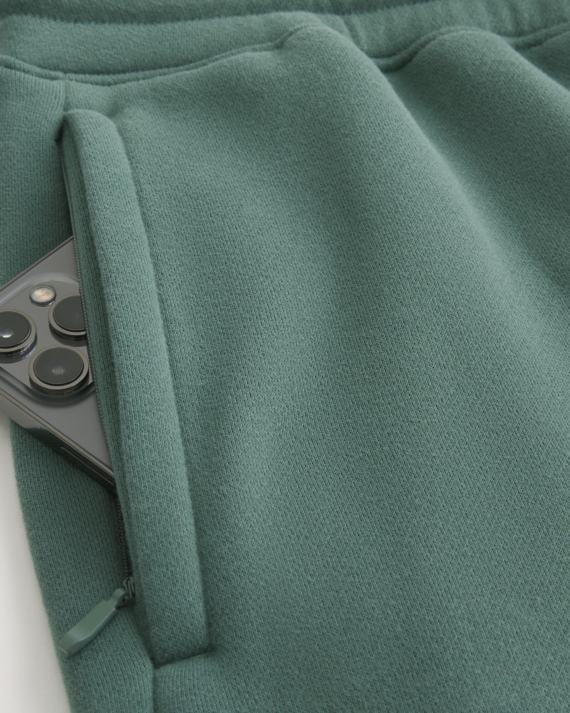Mid-Thigh Camo Loose Fleece Shorts Product Image