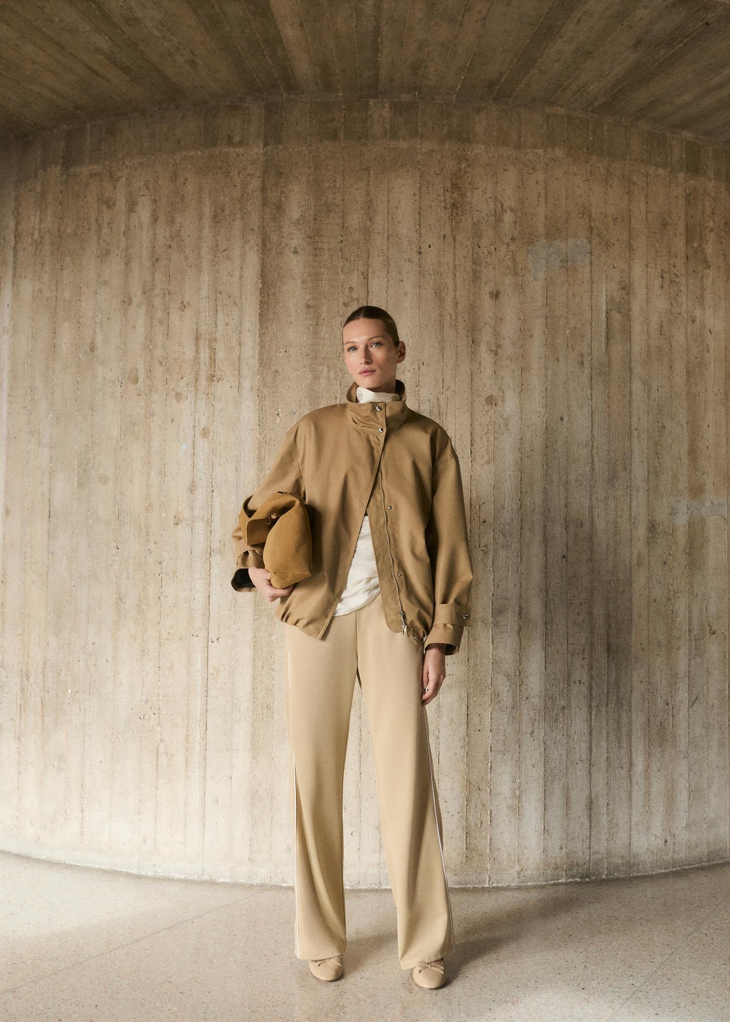 Contrasting-stripe jogger pants - Women | MANGO USA Product Image