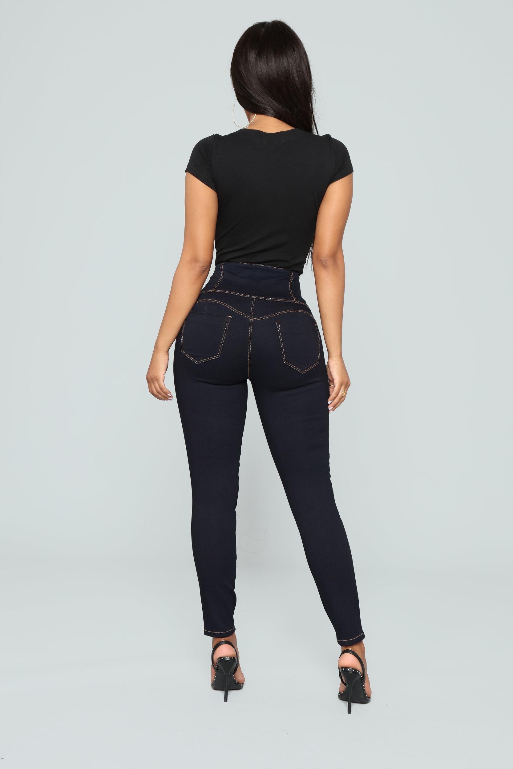 Carla Basic V Tee - Black Product Image