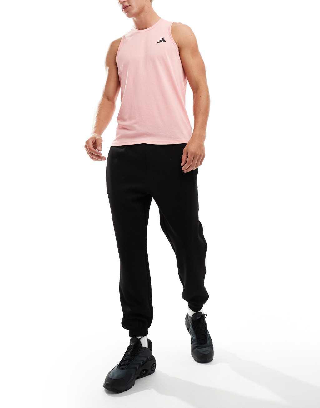4505 Icon quick dry tapered fit performance sweatpants in black  Product Image