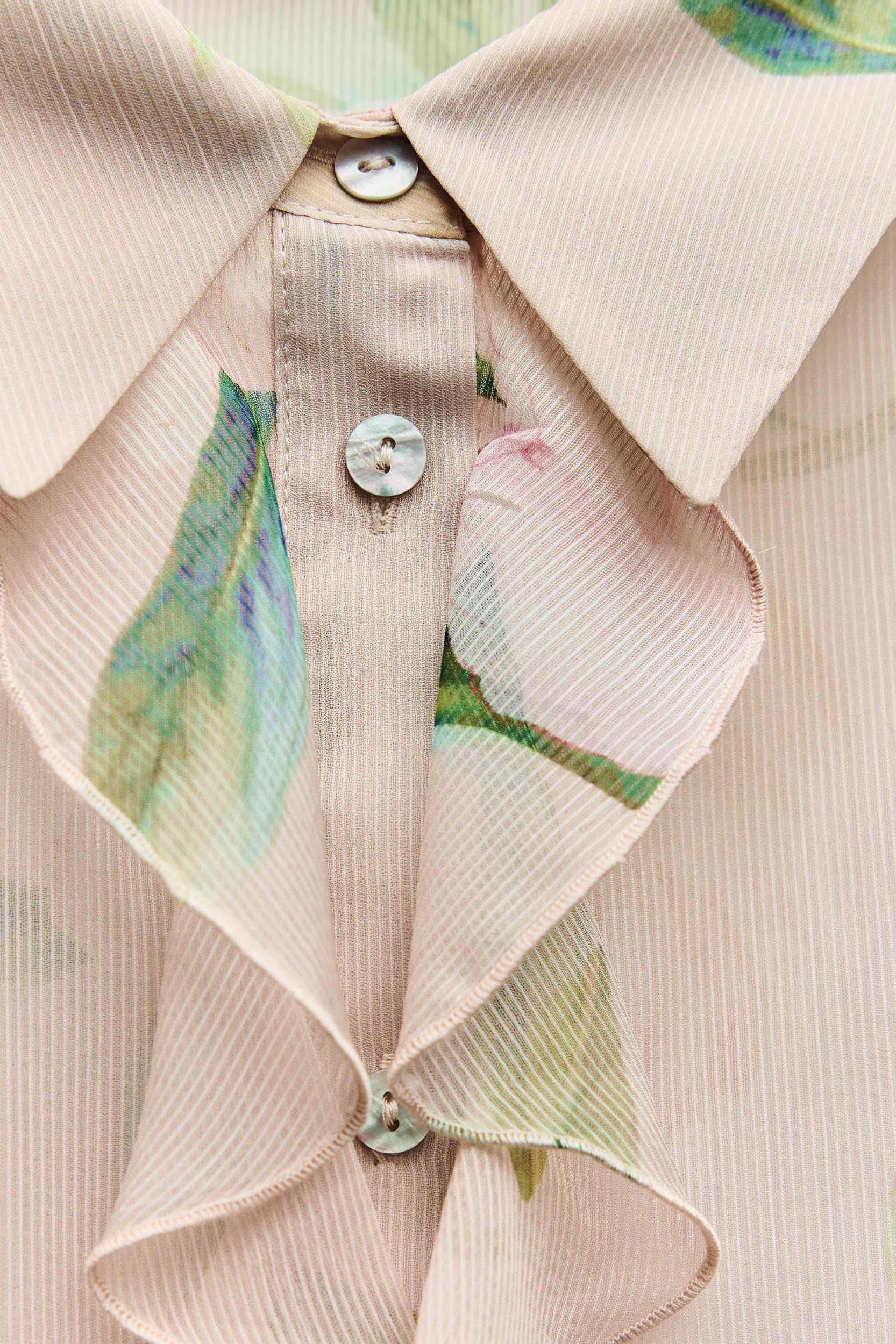 FLORAL PRINT RUFFLE BLOUSE Product Image