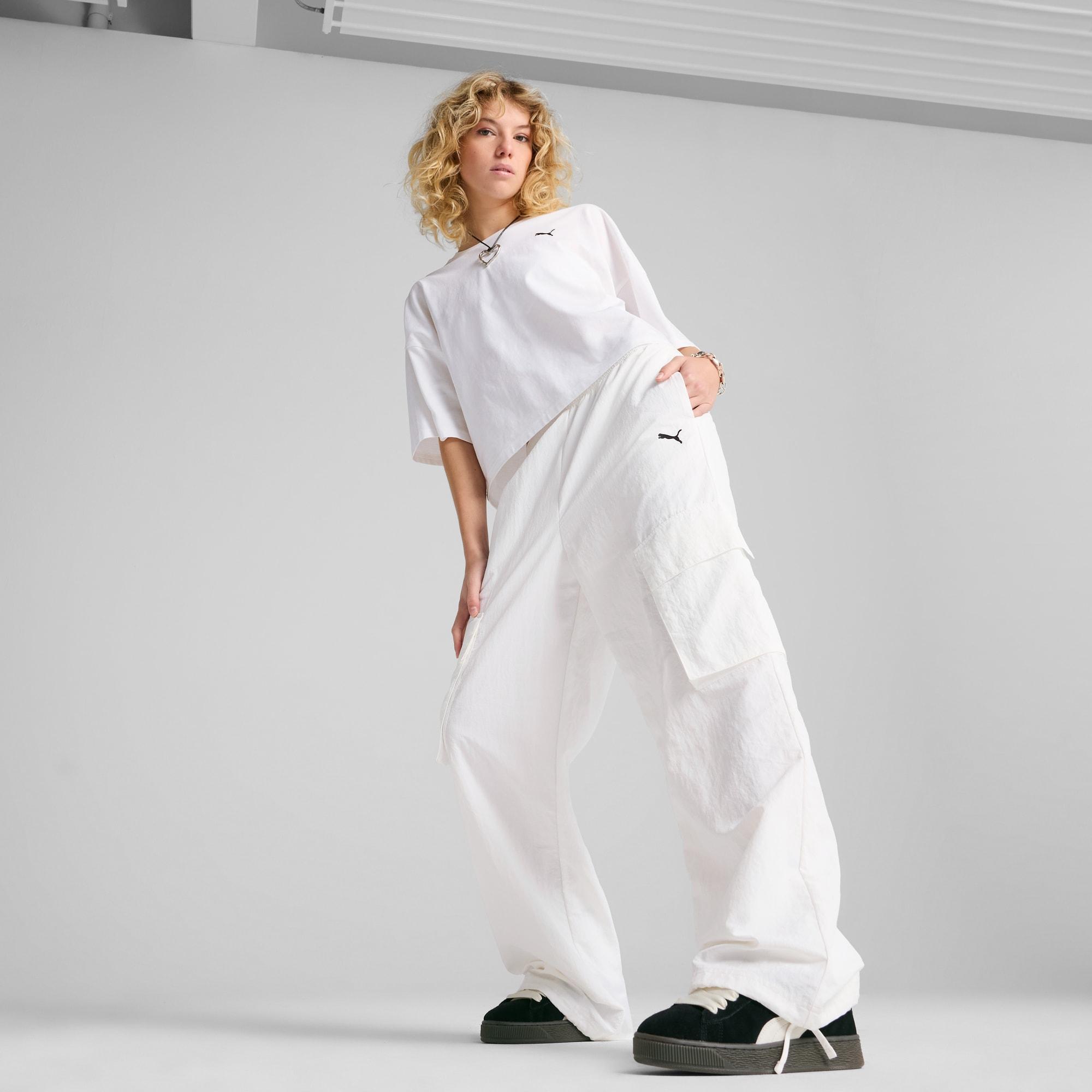 Wardrobe Essentials Women's Relaxed Woven Cargo Pants Product Image