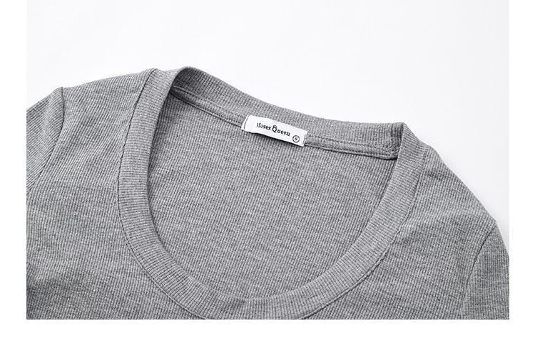 Long-Sleeve Scoop Neck Plain Slim Fit Tee Product Image