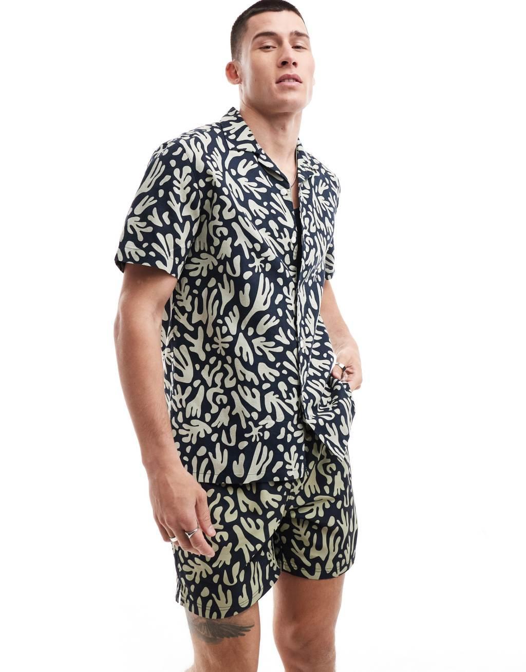 Farah printed short sleeve shirt in navy Product Image