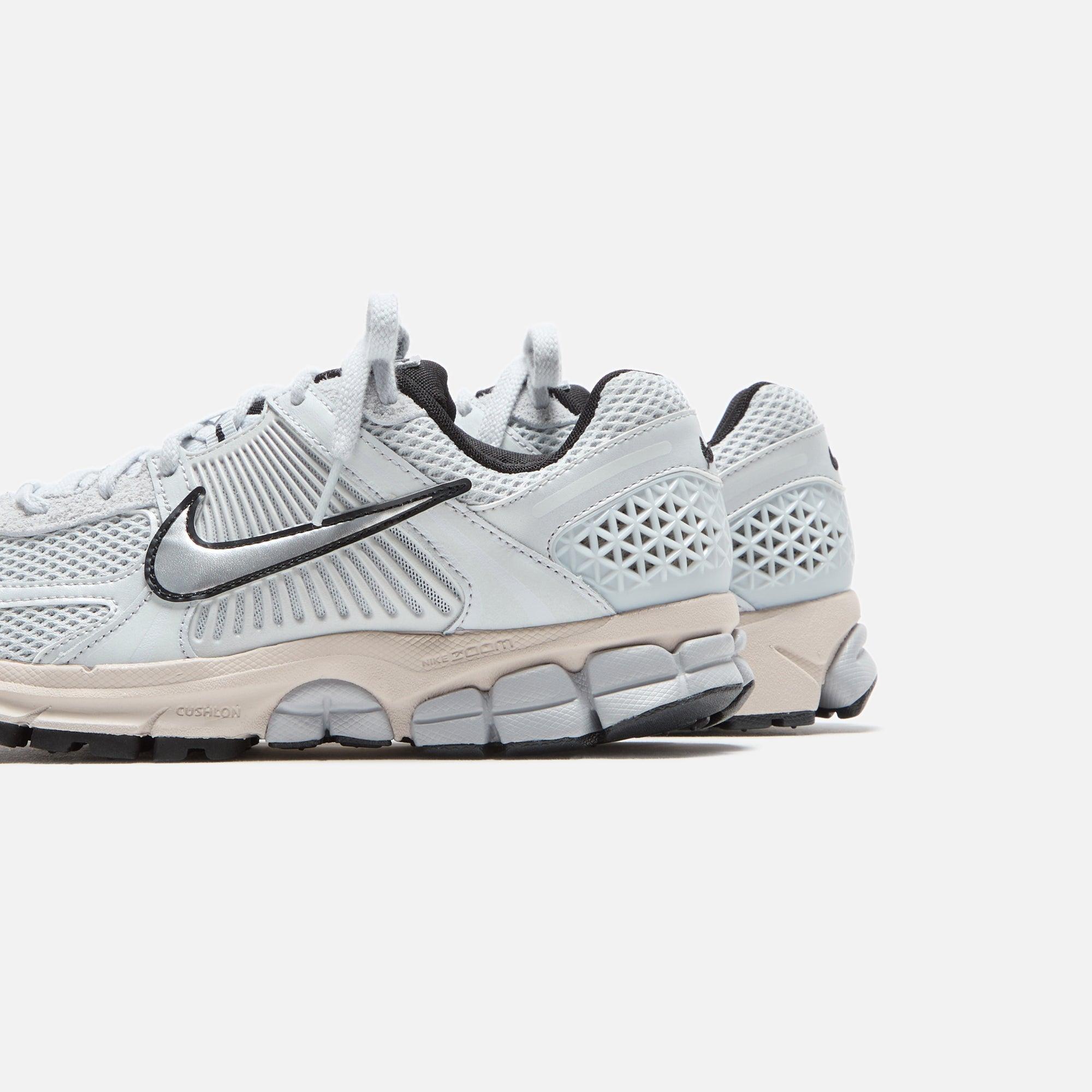 Nike WMNS Zoom Vomero 5 - Pure Platinum / Light Orewood Brown / Wolf Grey / Chrome Female Product Image