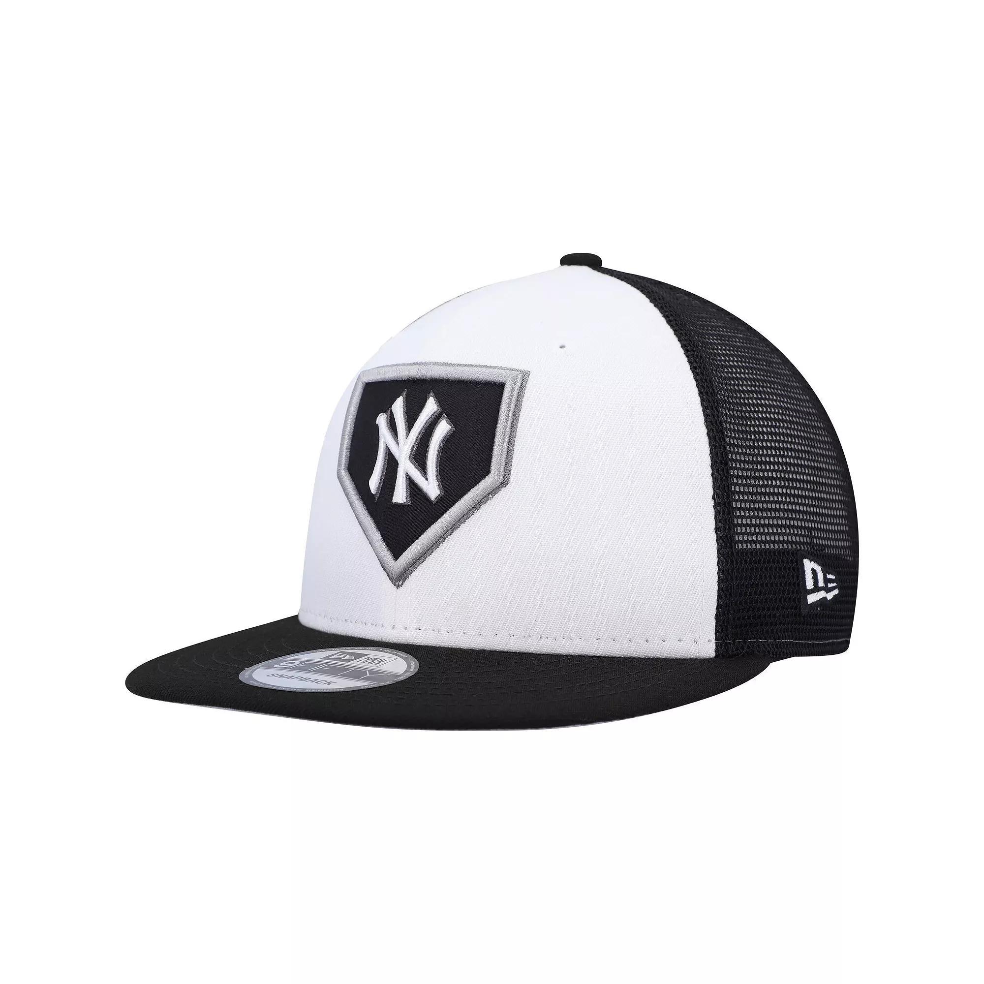 Men's New Era White/Black New York Yankees 2022 Clubhouse Trucker 9FIFTY Snapback Hat Product Image