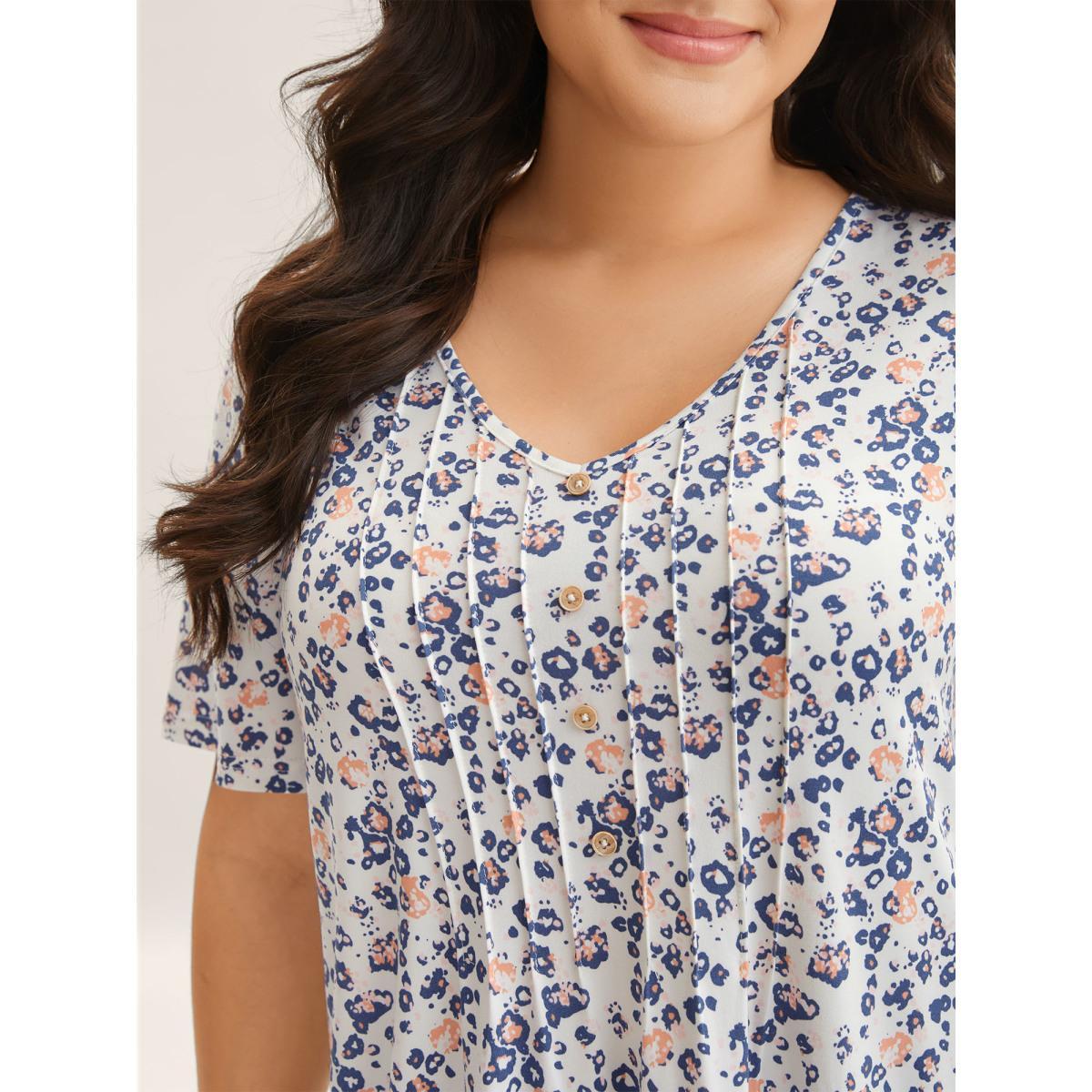 Plus Size Floral Print Plicated Detail T-Shirt WhiteSmoke Women Casual Tucked seam Natural Flowers V-neck Everyday-Casual T-shirts BloomChic 10/M Product Image