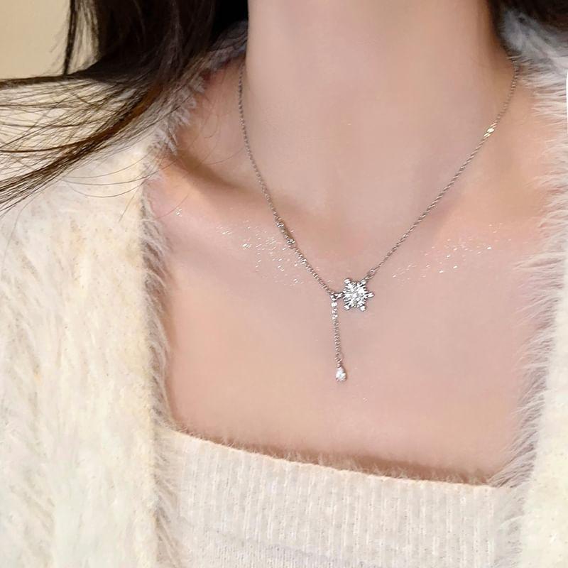 Snowflake Rhinestone Pendant Alloy Choker Product Image