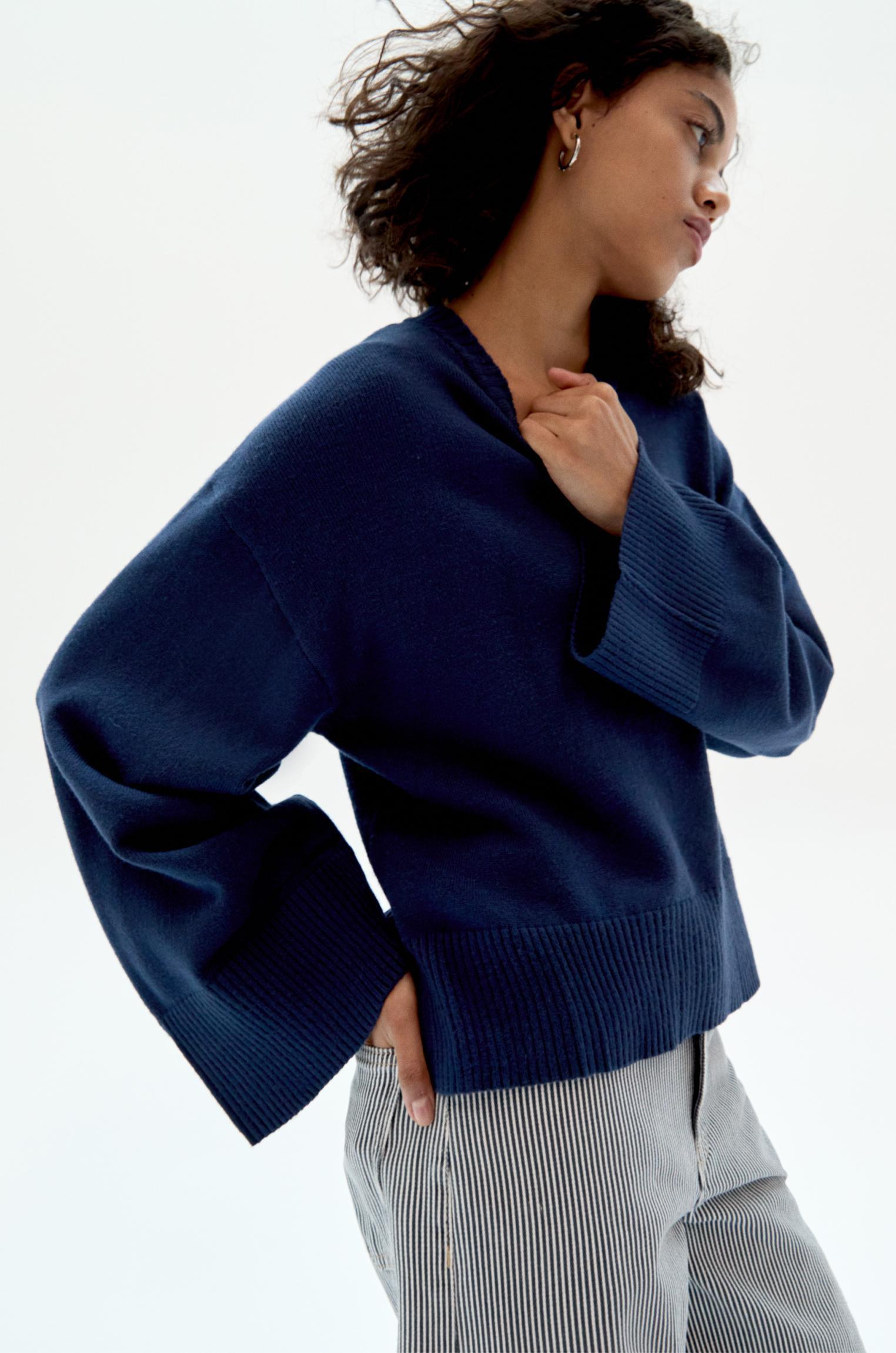 Sweater with wide sleeves Product Image