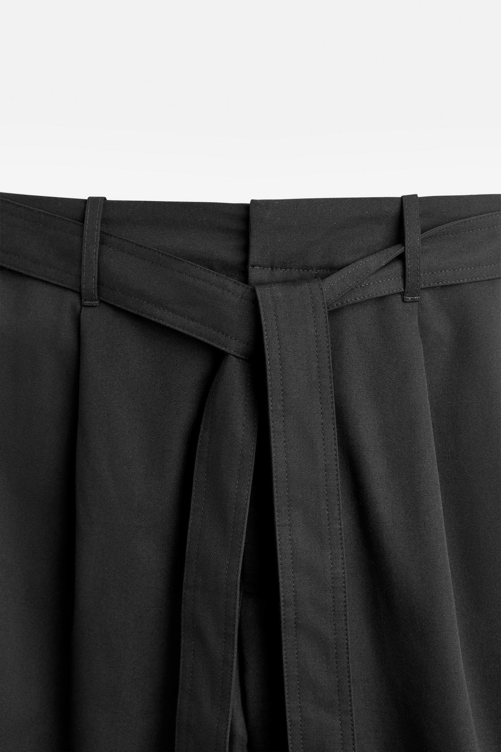 BELTED PLEATED SHORTS Product Image