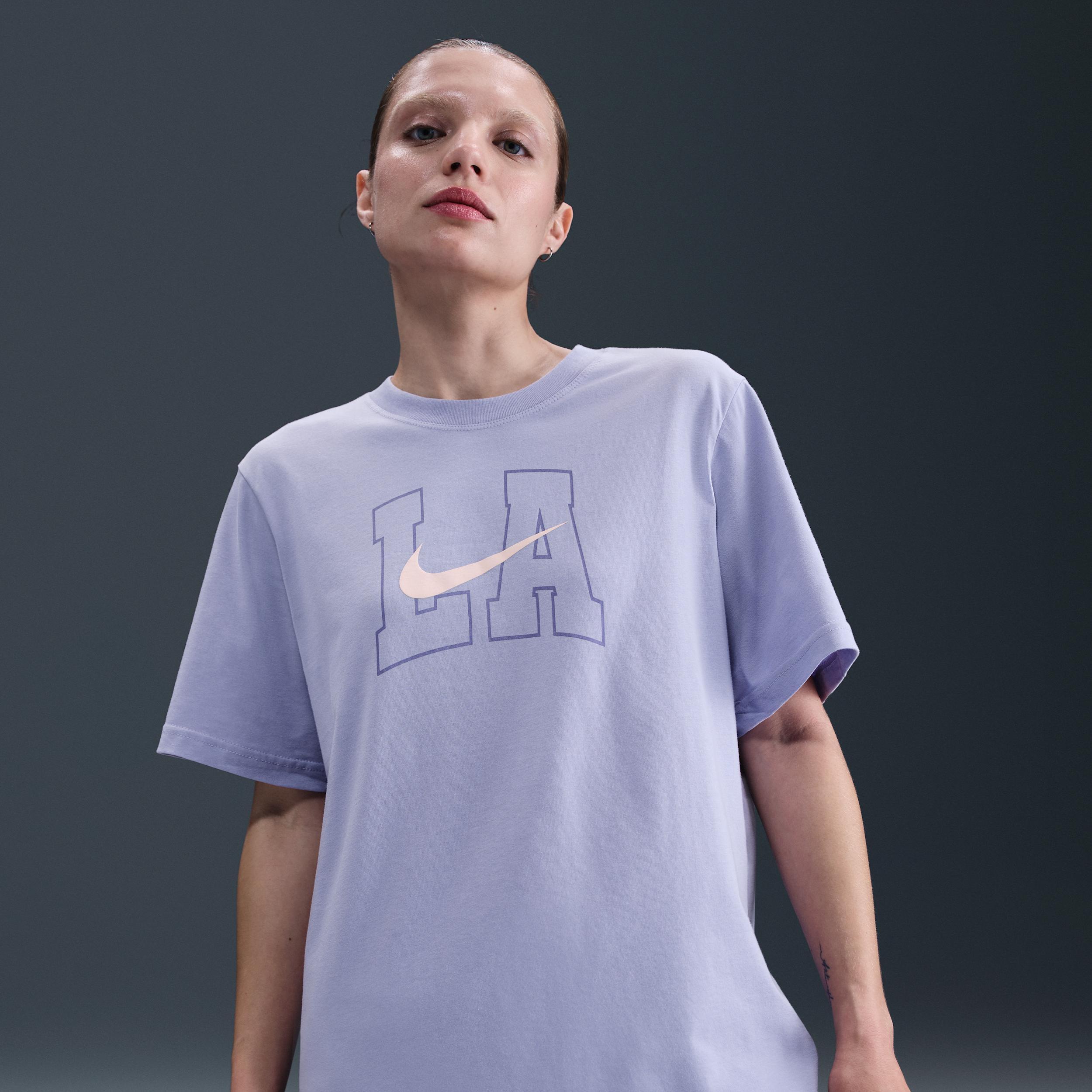 Nike Sportswear Essential Women's Graphic T-Shirt Product Image