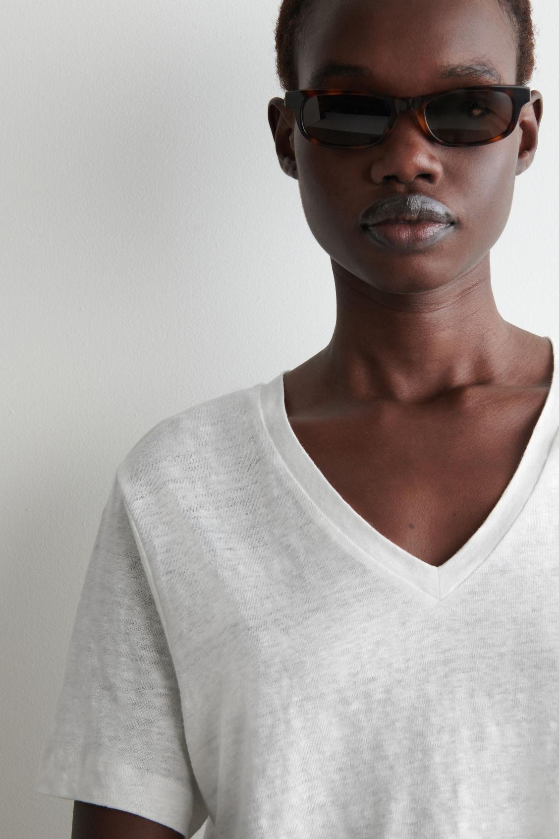 V-NECK LINEN T-SHIRT Product Image