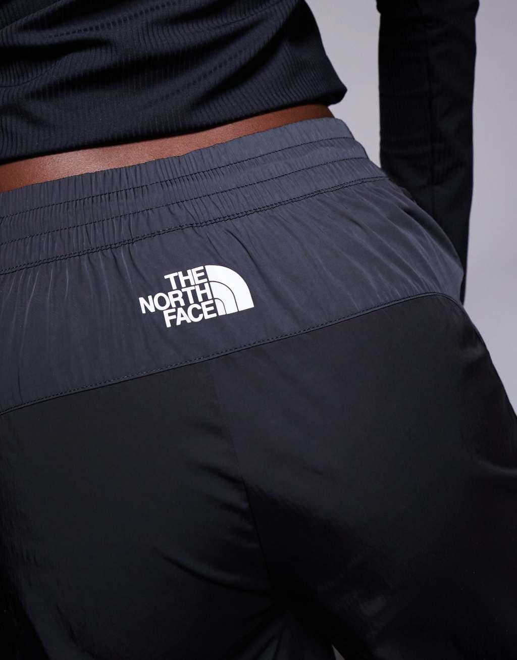 The North Face 2000 Mountain LT Wind track pants in black Product Image