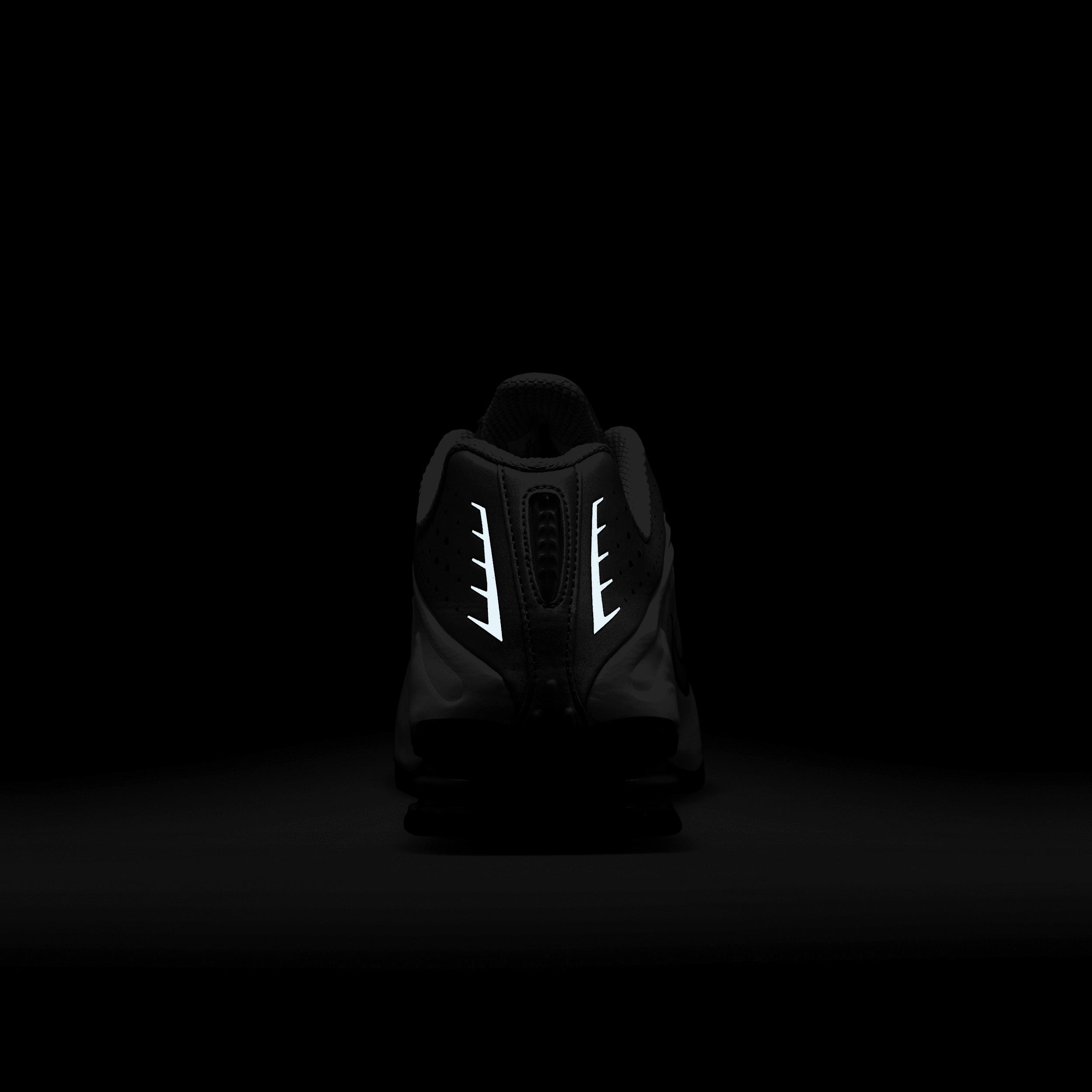 Nike Men's Shox R4 Shoes Product Image