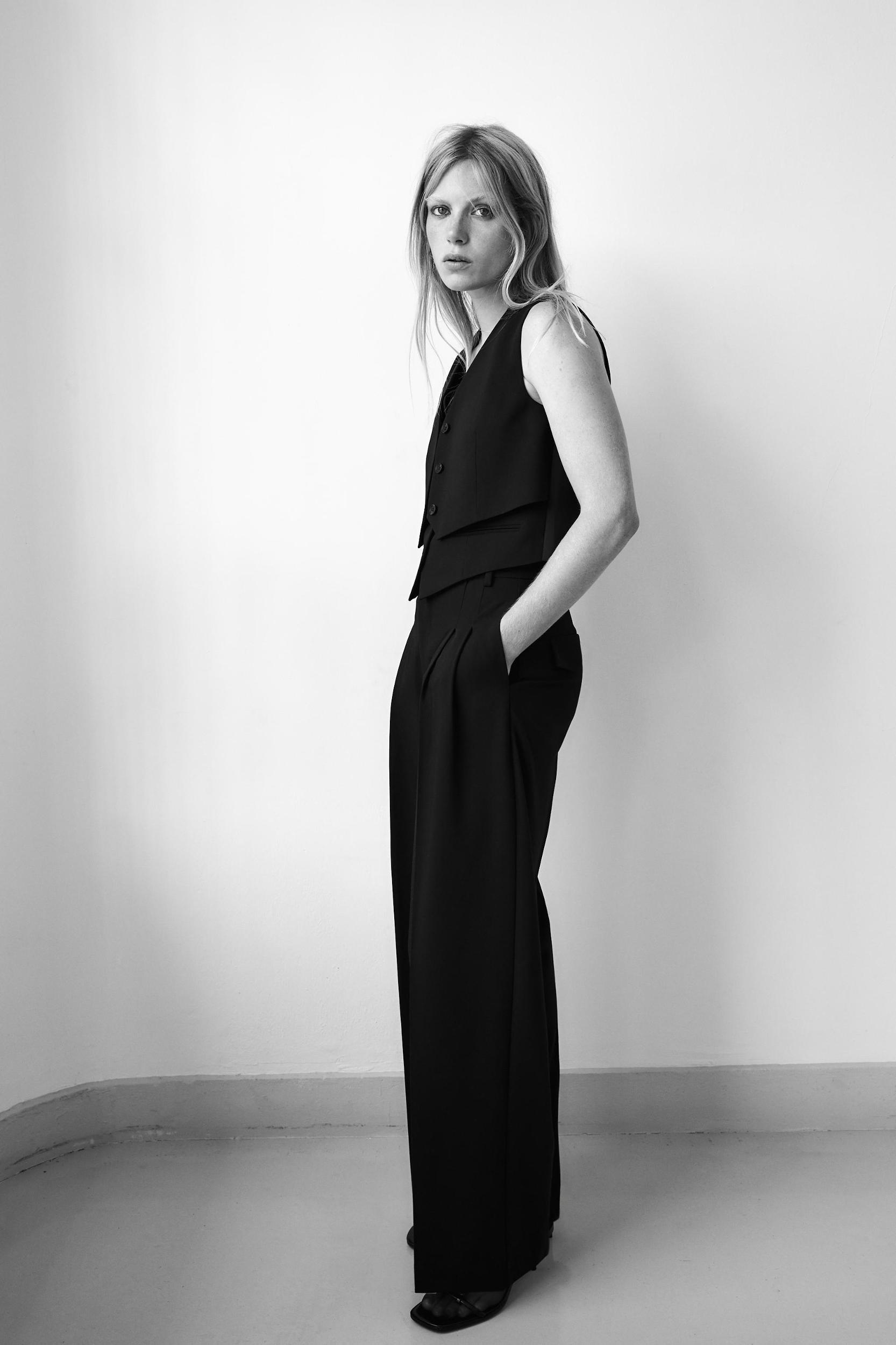 PLEATED PANTS WITH POCKETS Product Image