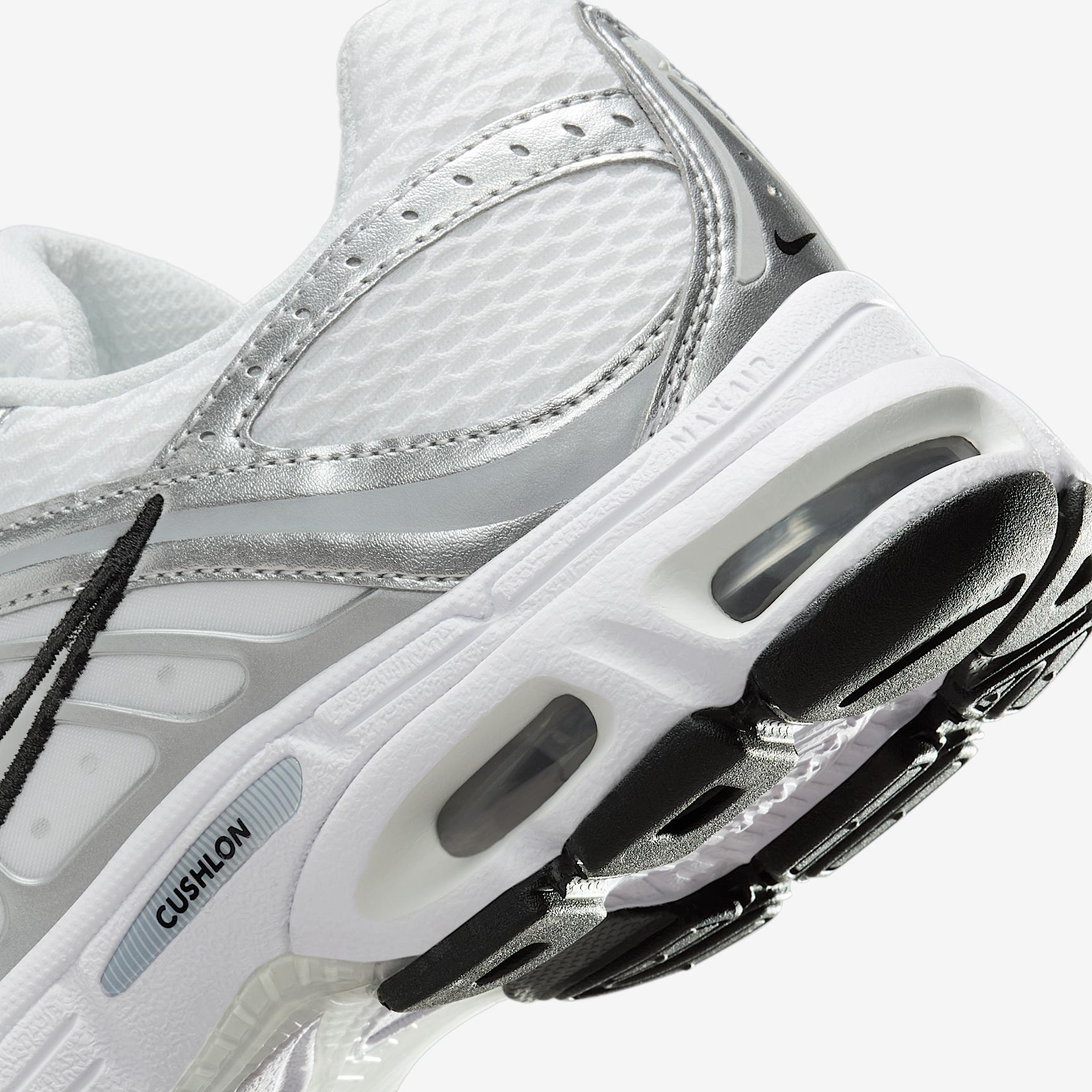 Nike Women's Air Max Moto 2K Shoes Product Image